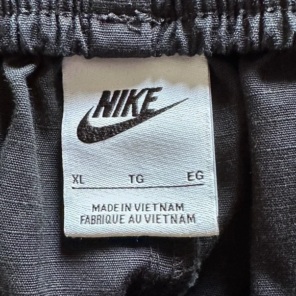 Nike Men's Cargo Pants in Black Size XL
Waist 16” Inseam 28” Pre-Loved - Picture 6 of 9